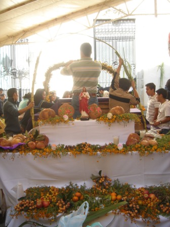 Démonstration d’autels par les étudiants de la UABJO dans la rue d’Alcala de Oaxaca, Mexique