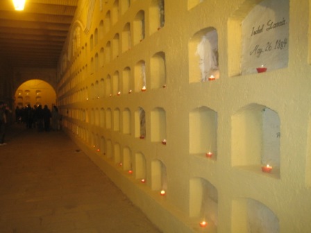 Les niches du pantheon de Oaxaca et ses bougies pour la fete du jour des morts, Mexique
