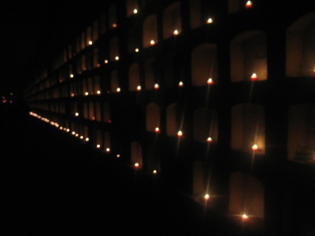 Les niches du pantheon de Oaxaca et ses bougies pour la fete du jour des morts, Mexique
