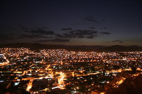 La ville de Oaxaca de Juarez la nuit, Mexique