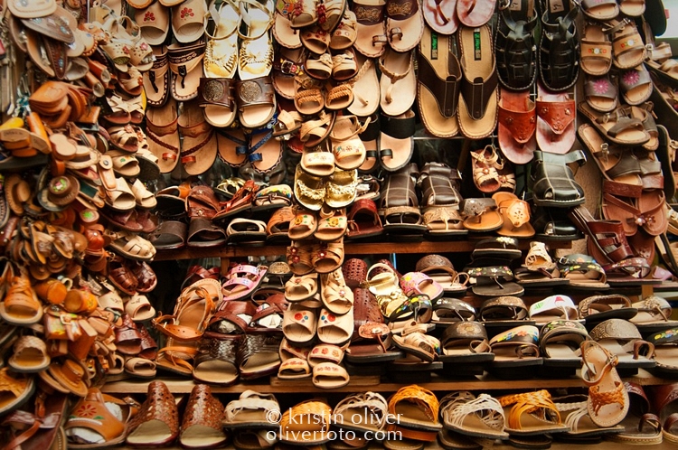 Etal de chaussures de cuire du marché Benito Juarez de Oaxaca, Mexique