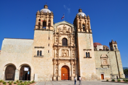 Façade du centre culturel Santo Domingo de Oaxaca, Mexique. L’entrée du musée se fait par la grille à gauche