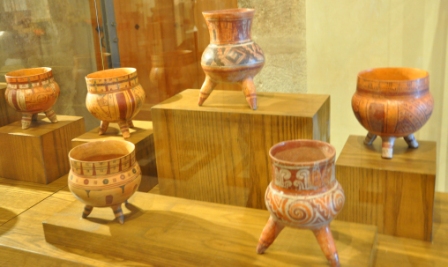 Pots tripodes polychromes de la periode Postclassique des cultures de Oaxaca, Mexique