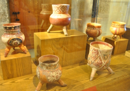 Pots tripodes polychromes Zapotèques de la periode Postclassique de Oaxaca, Mexique