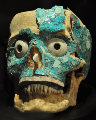 Crâne couvert d’une mosaïque de turquoise et nacre trouvé dans la tombe 7 de Monte Albán, Oaxaca Mexique