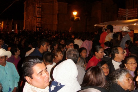La foule assistant à la nuit des radis de Oaxaca, Mexique