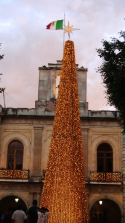 Le sapin de noël métalique sur la place du Zocalo de Oaxaca, Mexique