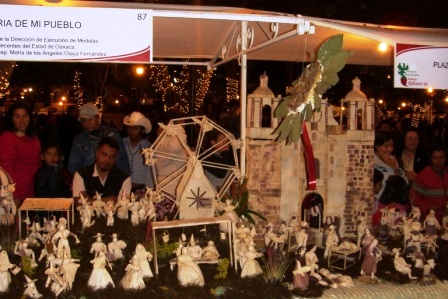 fête de village representée en feuilles de maïs pour la nuit des radis de Oaxaca, Mexique