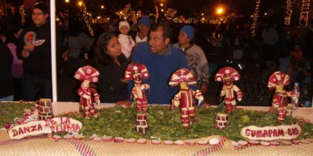 les danseurs de la plume de Cuilápam en radis pour la nuit des radis de Oaxaca, Mexique
