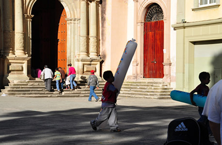 Enfants jouant sur le parvis de la cathedrale du centre ville de Oaxaca de Juarez, Mexique