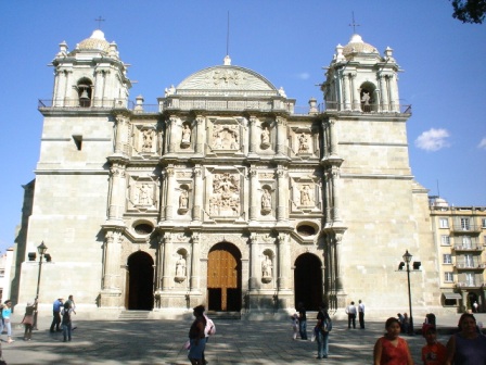 Cathédrale de Oaxaca donnant sur l’Alameda