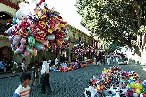 Vendeurs de ballons sur le Zocalo de Oaxaca. Mexique