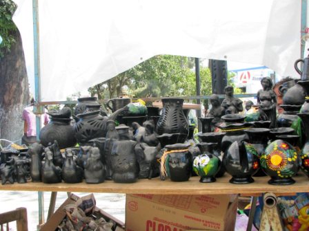 Le marché d’Ocotlan de Morelos, vendeur de céramiques noires de San Bartolo Coyotepec