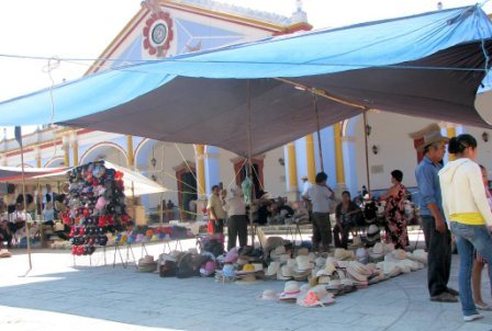 Le marché d’Ocotlan de Morelos, vendeurs de chapeaux sur le parvis du palais municipal