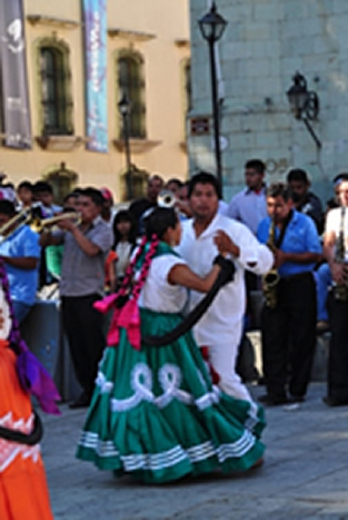 Danse traditionnelle sur le parvis de la cathédrale de Oaxaca. Mexique