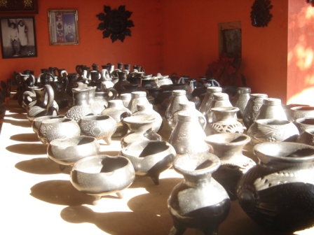 Exemples de céramiques d’argile noir de la famille Reyes de San Bartolo Coyotepec, Oaxaca, Mexique