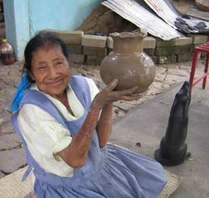 Le sourire de la potière Doña Reyes avec sa céramique noire, San Bartolo Coyotepec, Oaxaca, Mexique