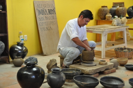 Travail de la poterie noire dans l’atelier de la famille Rosa de San Bartolo Coyotepec, Oaxaca, Mexique