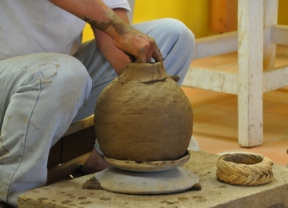 Travail de la céramique noire dans l’atelier de la famille Rosa de San Bartolo Coyotepec, Oaxaca, Mexique
