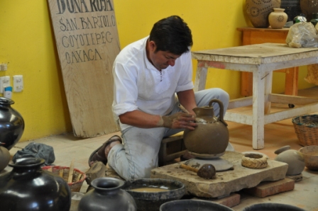 Travail de la poterie noire dans l’atelier de la famille Rosa de San Bartolo Coyotepec, Oaxaca, Mexique