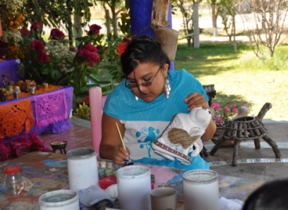 Peinture d’un alebrije au restaurant Azucena de San Martin Tilcajete, Oaxaca, Mexique
