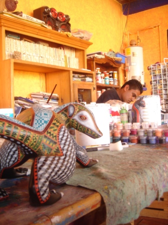 Alebrijes en cours de peinture de l’atelier Jacobo et Maria Angeles de San Martin Tilcajete, Oaxaca, Mexique