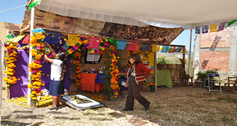 Autel pour le jour des morts au festival d’artisanat de San Martin Tilcajete, Oaxaca, Mexique