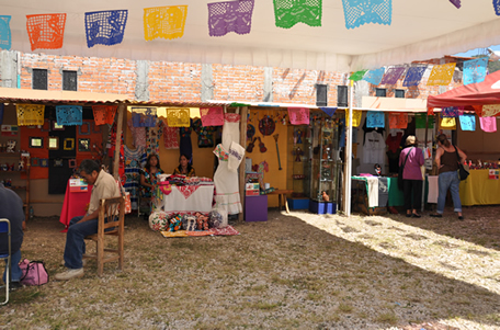 Petites boutiques au festival d’artisanat de San Martin Tilcajete, Oaxaca, Mexique