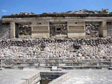 Entrée d’une des tombes du groupe des colonnes de Mitla, Oaxaca