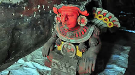 Urne funéraire découverte dans une tombe du site archéologique Zapotèque de la période Classique d’Atzompa, Oaxaca, Mexique