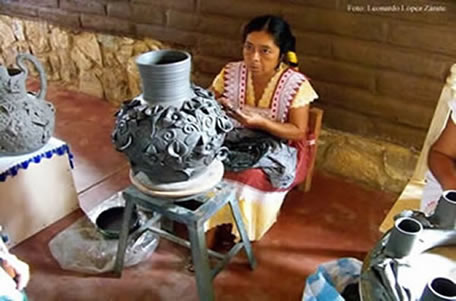 Femme élaborant une céramique typique de Santa Maria Atzompa