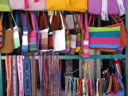 Exemples de la production textile réalisée au métier à tisser ceinture à Jalieza, Oaxaca, Mexique