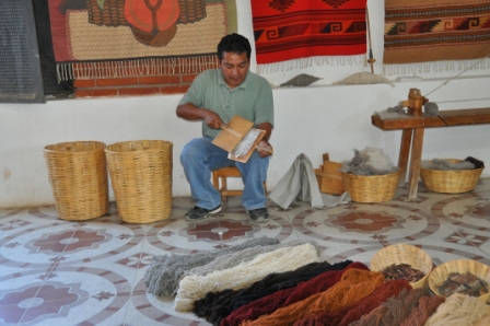 Le peignage de la laine. Teotitlan Del Valle, Oaxaca, Mexique
