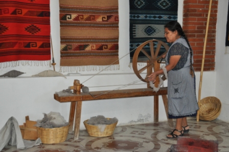 le rouet pour faire le fil de laine. Teotitlan Del Valle, Oaxaca, Mexique