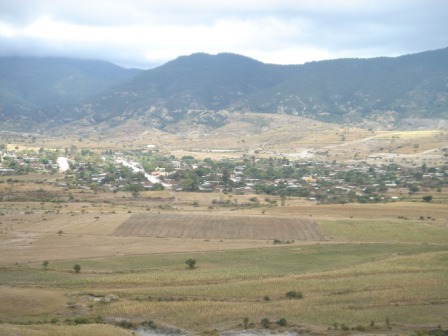 Vue du village de Xaaga depuis la grotte de la lettre. Oaxaca, Mexique