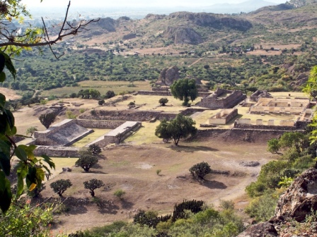Le centre du site archéologique de Yagul pris depuis la forteresse