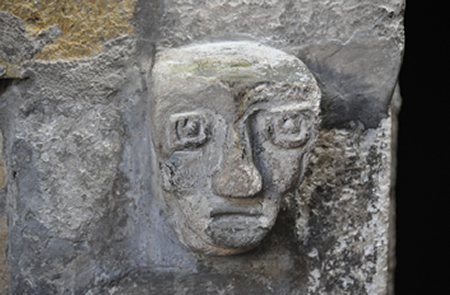 Tête sculptée de la tombe 30 de Yagul, Oaxaca, Mexique