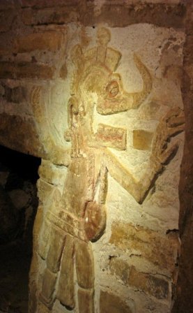 Détail des personnages en stuc des murs de la tombe 1 de Zaachila, Oaxaca, Mexique