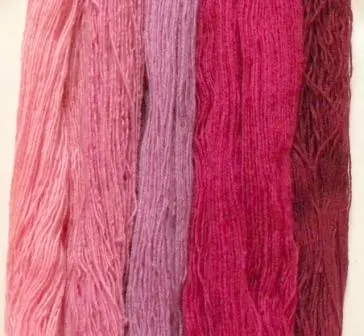 Différents tons de rouge obtenus avec la cochenille