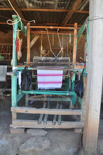 Métier à tisser de taille intermédiaire (Maison de Francisco à Xaagá) Oaxaca, Mexique