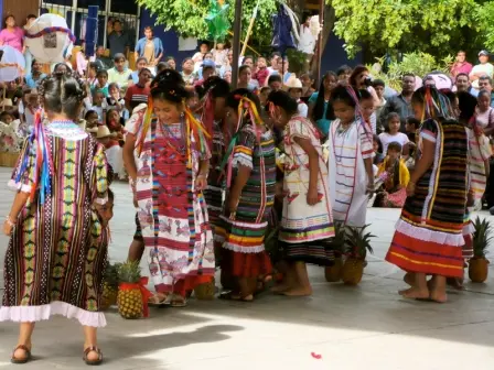 Vêtement traditionnel porté pour la danse de la piña (ananas) à Oaxaca, Mexique