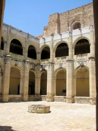 Patio intérieur de l’ex-couvent de Cuilápam de Guerrero, Oaxaca, Mexique