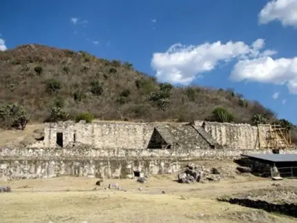 Le bâtiment A de Dainzú, avec à droite, sous les tôles, la galerie des joueurs de balle. Oaxaca, Mexique