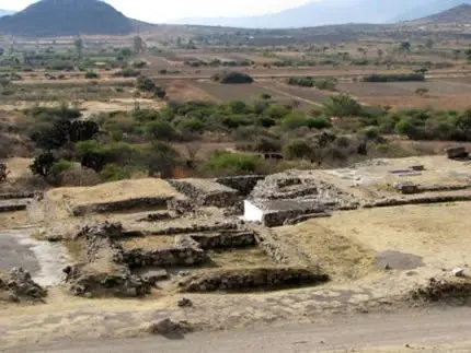 Le bâtiment B de Dainzú et l’enchevêtrement de ses structures. Oaxaca, Mexique
