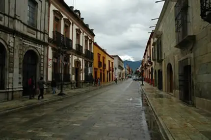 La rue d’Alcalá sous la pluie, Oaxaca, Mexique