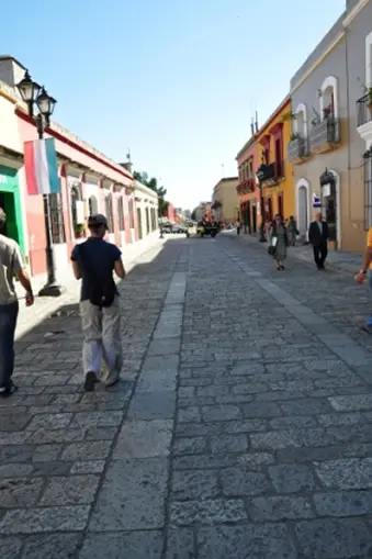 La rue d’Alcalá de Oaxaca de Juárez sous le soleil, Mexique