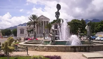 La fontaine des 8 régions de Oaxaca, Mexique. Y sont représentés un personnage portant les vêtements typiques de chacune des régions.