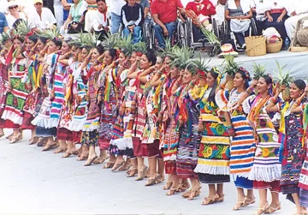 La danse de l’ananas pour la Guelaguetza, Oaxaca, Mexique