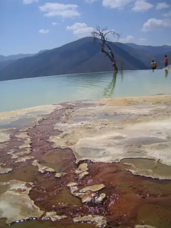 Eau ruisselant vers la piscine principale de Hierve el Agua, Oaxaca, Mexique