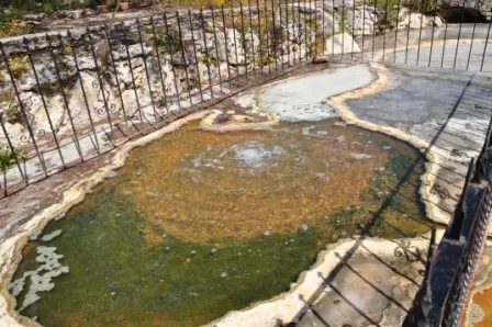 Source alimentant la piscine principale de Hierve el Agua, Oaxaca, Mexique